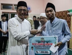 Bupati Ciamis Berikan Sentuhan Ramadan Lewat Tarawih Keliling dan Serahkan Bantuan Sosial