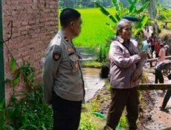 Polsek Sukadana Polres Ciamis Giat Monitoring Giat Pembersihan Saluran Air di Pasar Dongkal