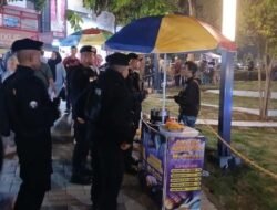 Satuan Samapta Polres Ciamis Patroli Jalan Kaki di Alun Alun Ciamis Beri Imbauan Kamtibmas