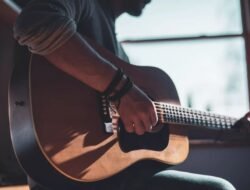 Belum Bisa Bermain Gitar? Ikuti Tips Dibawah Ini Agar Jadi Idaman Tongkrongan