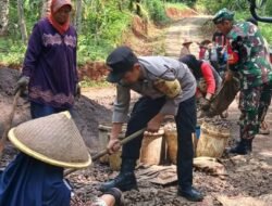 Persiapan Pengecoran Jalan, Polsek Cipaku  Gandeng Warga dalam Kerja Bakti Bersih-Bersih