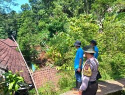 Polsek Cikoneng Polres Ciamis Datangi TKP Tanah Longsor di Jalan Desa Darmacaang