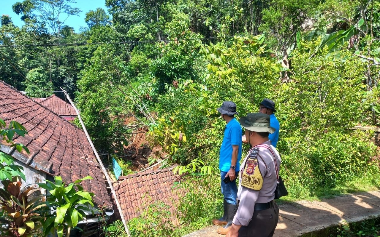 Polsek Cikoneng Polres Ciamis Datangi TKP Tanah Longsor di Jalan Desa Darmacaang