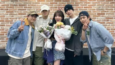 ASTRO memberikan dukungan kepada Moon Sua dari Billlie di Fan-Con pertamanya. Foto: Twitter.com/offclASTRO