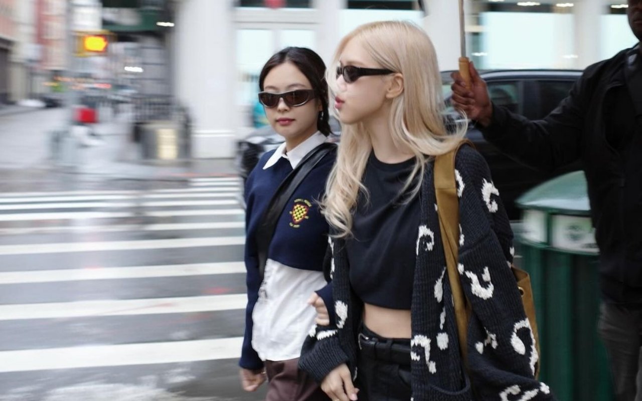 Jennie and Rosé jalan-jalan di New York. Foto: Instagram.com/roses_are_rosie