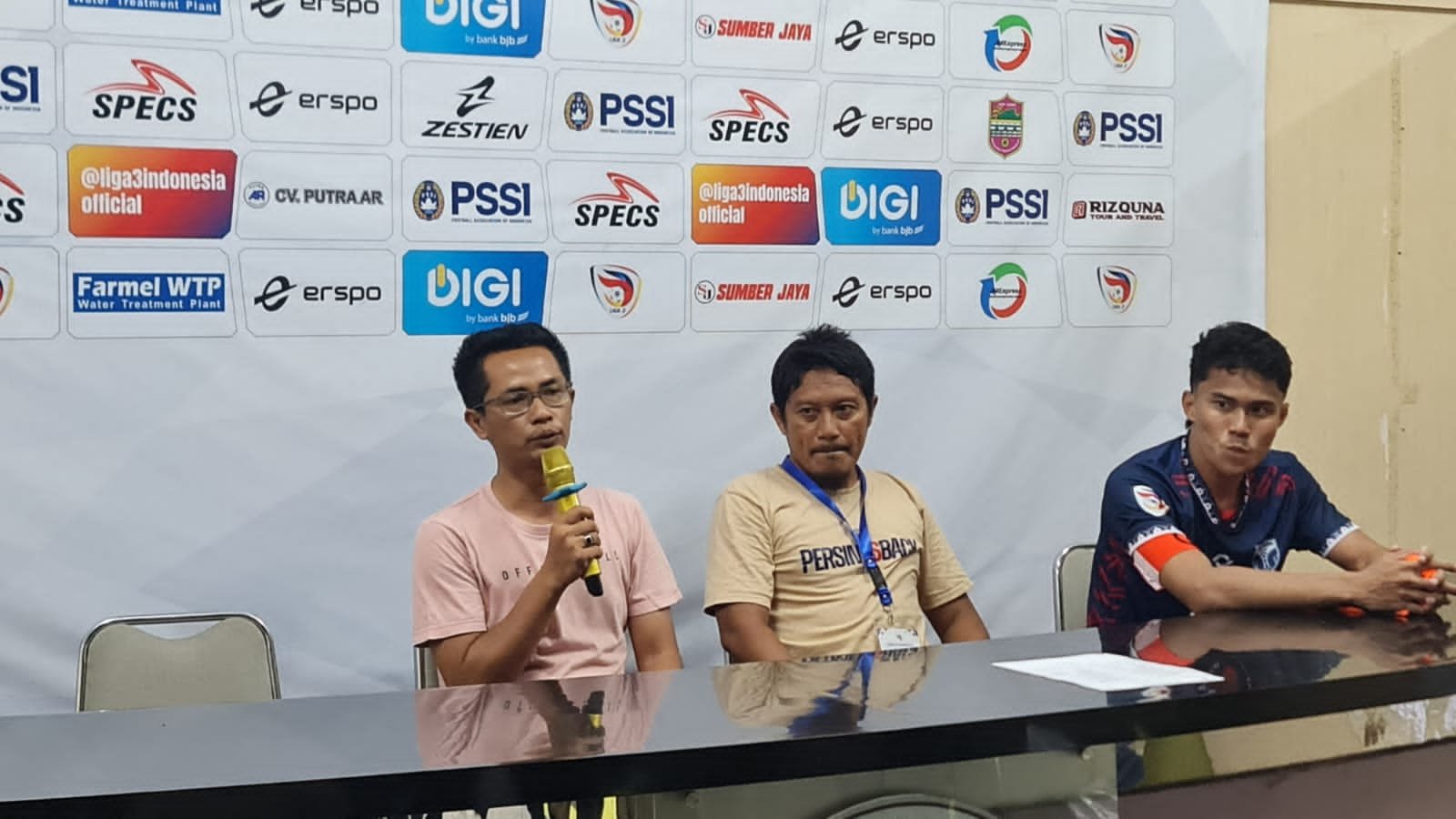 Head Coach Persim Maros, Denny Tarkas (tengah) merasa dirugikan wasit. Foto: Febri/berandaperistiwa