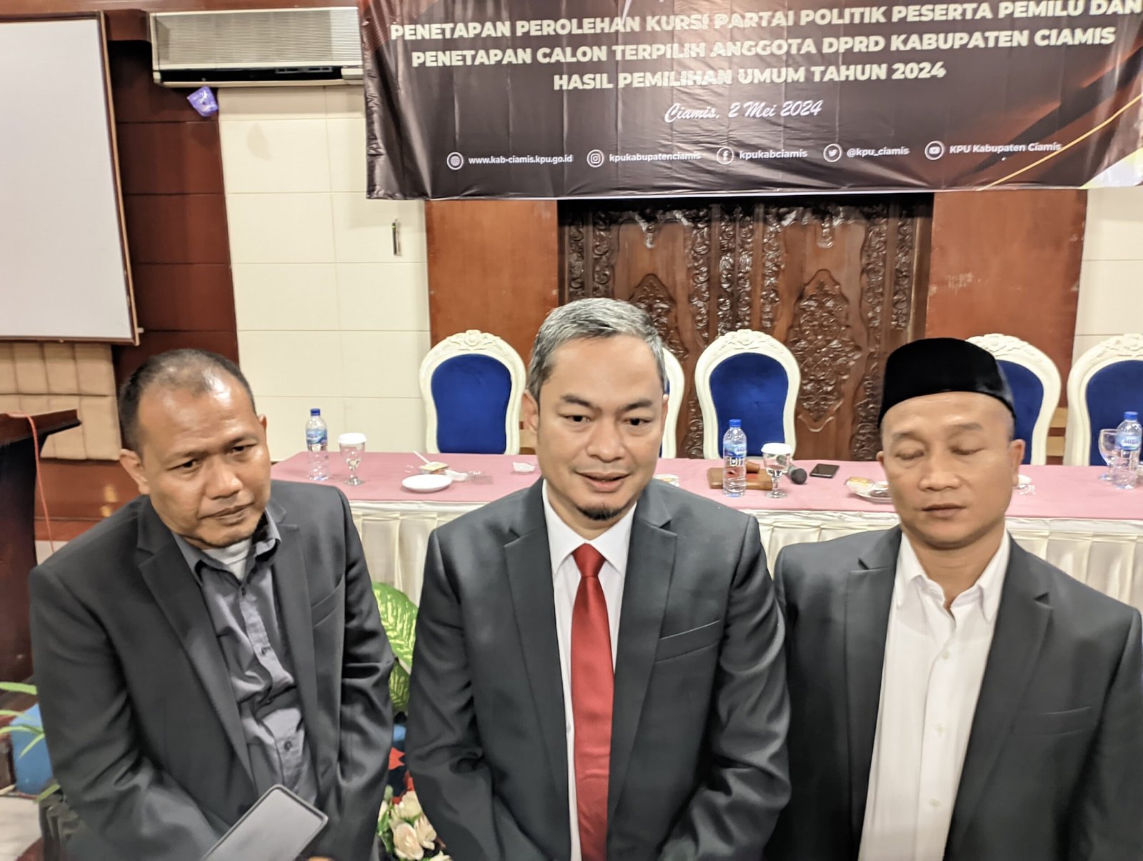 Ketua KPU Ciamis, Oong Ramdani, bersama dua komisioner saat wawancara dengan media usai rapat pleno. Foto: Febri/berandaperistiwa