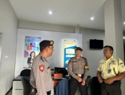 Cipta Kondisi, Tiga Personel Samapta Datangi Kantor Bank BRI Pasar Ciamis Beri Imbauan Kamtibmas