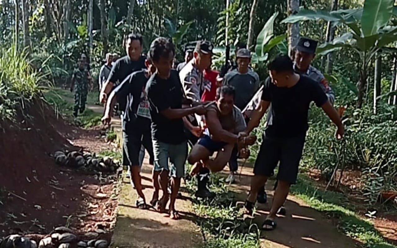 Pelaku digelandang polisi dan warga. Foto: ist