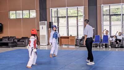 Dua atlet taekwondo SD sedang berlaga di O2SN tingkat Kabupaten Ciamis Tahun 2024. Foto: Febri/berandaperistiwa