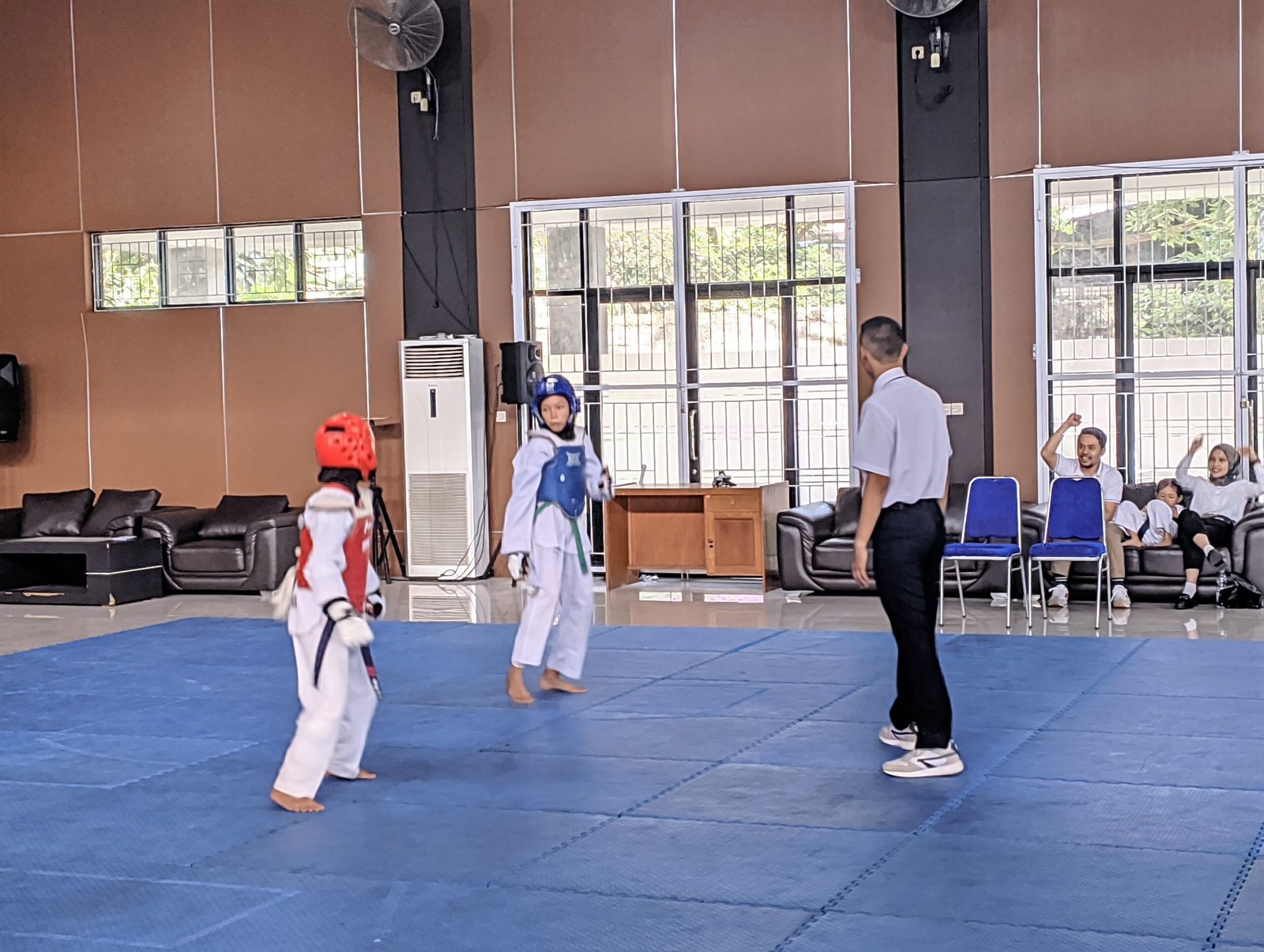 Dua atlet taekwondo SD sedang berlaga di O2SN tingkat Kabupaten Ciamis Tahun 2024. Foto: Febri/berandaperistiwa