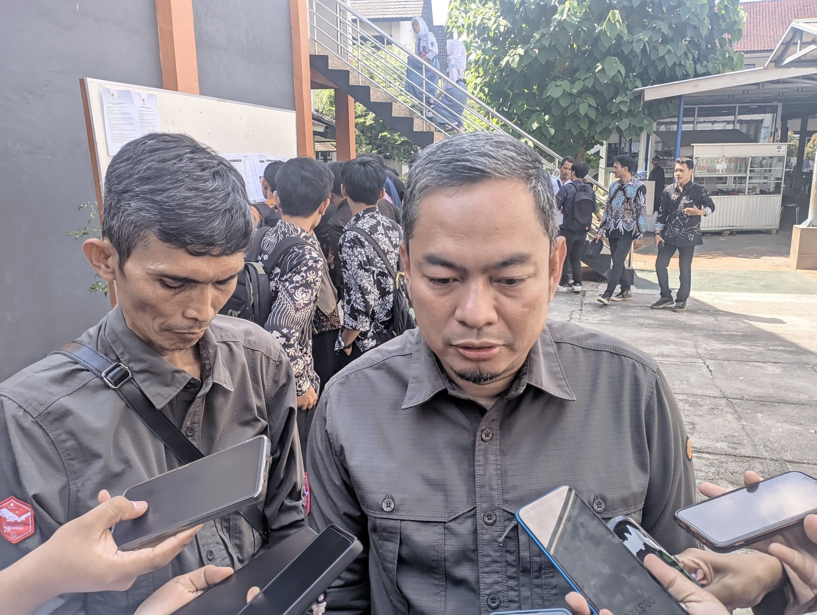 Oong Ramdani jelaskan tahapan rekrutmen PPK Pilkada 2024 ke awak media. Foto: Febri/berandaperistiwa