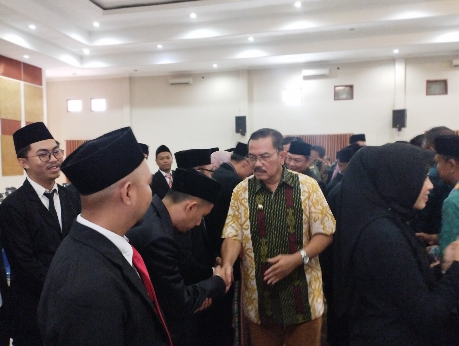 Pj Bupati Ciamis, H. Engkus Sutisna, saat menghadiri pelantikan PPK untuk Pilkada Ciamis 2024. Foto: Febri/berandaperistiwa