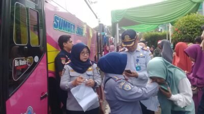 Petugas Dishub Ciamis melakukan ramp check armada bus pengangkut calon jemaah haji. Foto: ist