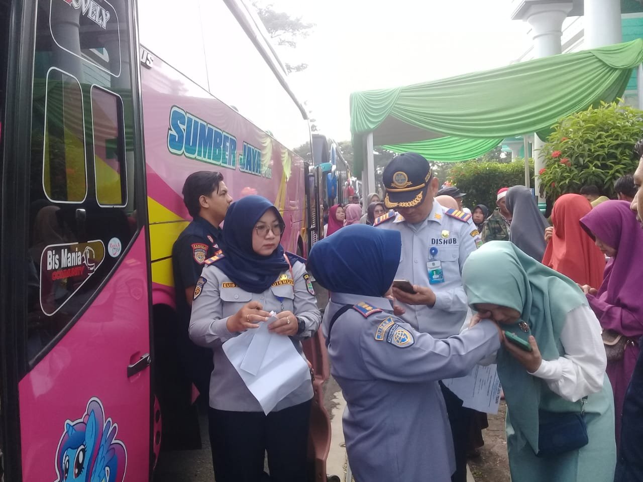 Petugas Dishub Ciamis melakukan ramp check armada bus pengangkut calon jemaah haji. Foto: ist