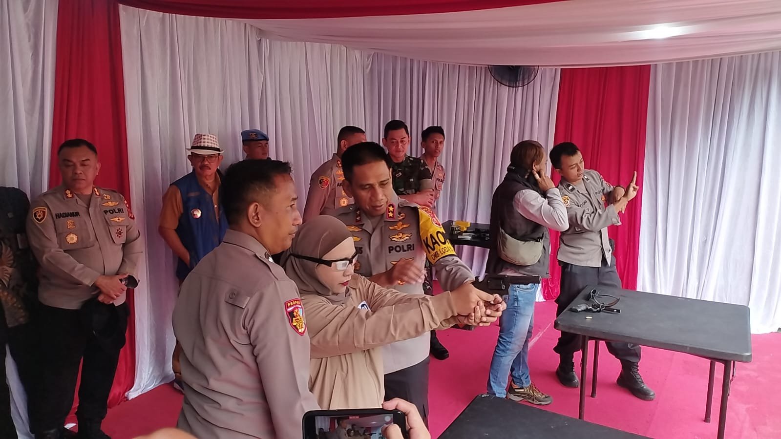 Kapolda Jawa Barat, Irjen Pol. Dr. H. Akhmad Wiyagus, bersama awak media mencoba lapangan tembak Polres Ciamis usai diresmikan. Foto: Febri/berandaperistiwa