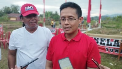 Ketua PTMI Nasional, H. Rachmat Fuadi (kaos putih) bersama Owner Tim SDR, Dr. H. Taufik Gumilar. Foto: Febri/berandaperistiwa