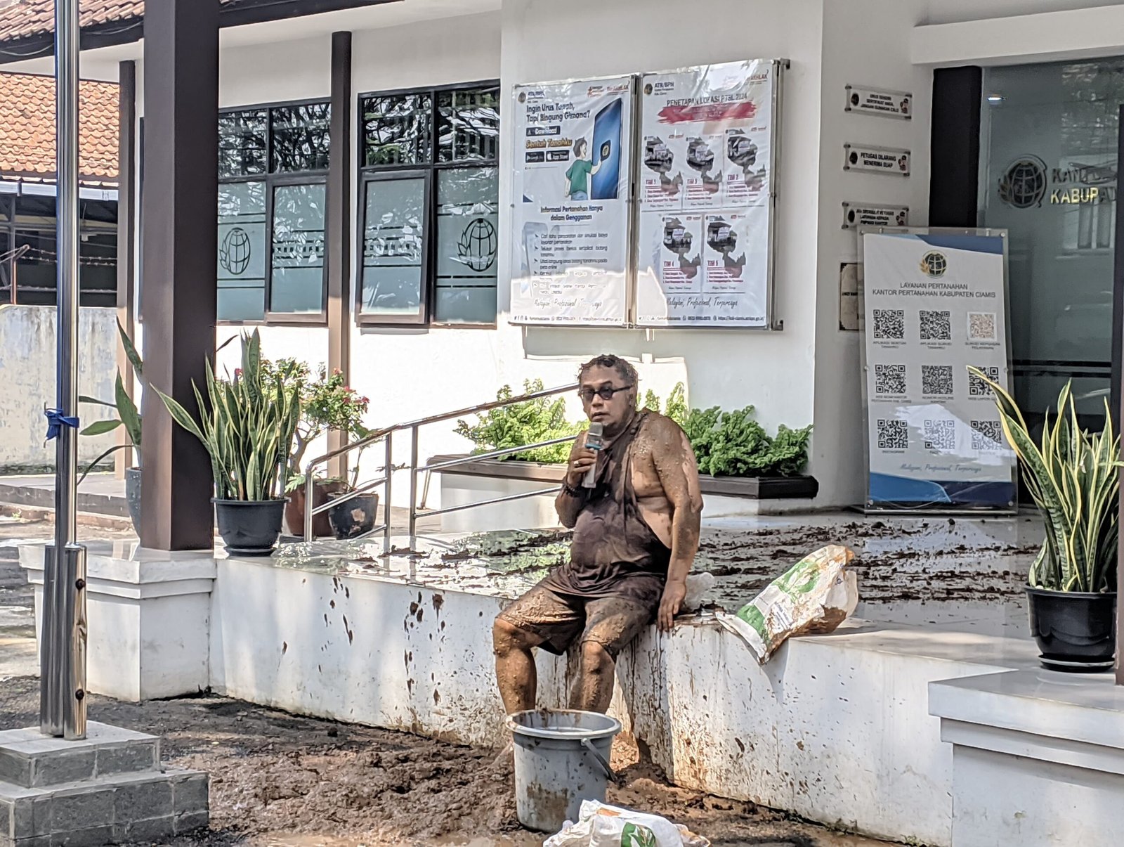 Korlap SPPT Ciamis, Andi Ali Fikri, melakukan aksi teaterikal mandi lumpur saat demo di BPN Ciamis. Foto: Febri/berandaperistiwa