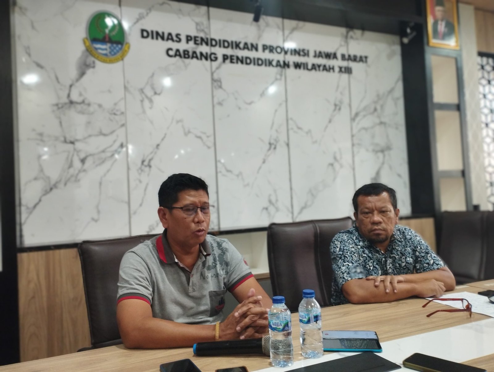 Kasubag TU KCD Wilayah XIII Jabar, Rudianto (kiri) bersama Koordinator Pengawas KCD XIII, Dadang (kanan) saat memberikan keterangan kepada awak media terkait PPDB 2024. Foto: Dok. Berandaperistiwa.com