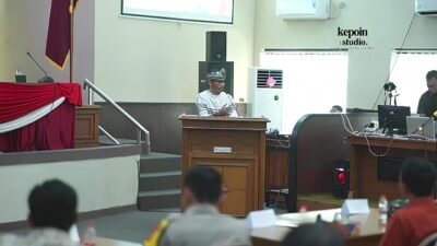 Kang Danial saat menyampaikan gagasan di Saresehan. Foto: tangkapan layar you tube/kepoinstudio