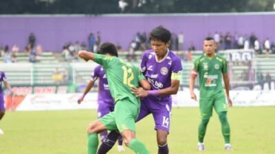 Kapten Tim PSGC, Ganjar Kurniawan (14) berebut bola dengan pemain Labura Hebat FC. Foto: Instagram/psgc_ciamis