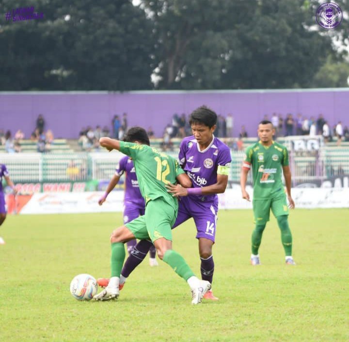 Kapten Tim PSGC, Ganjar Kurniawan (14) berebut bola dengan pemain Labura Hebat FC. Foto: Instagram/psgc_ciamis