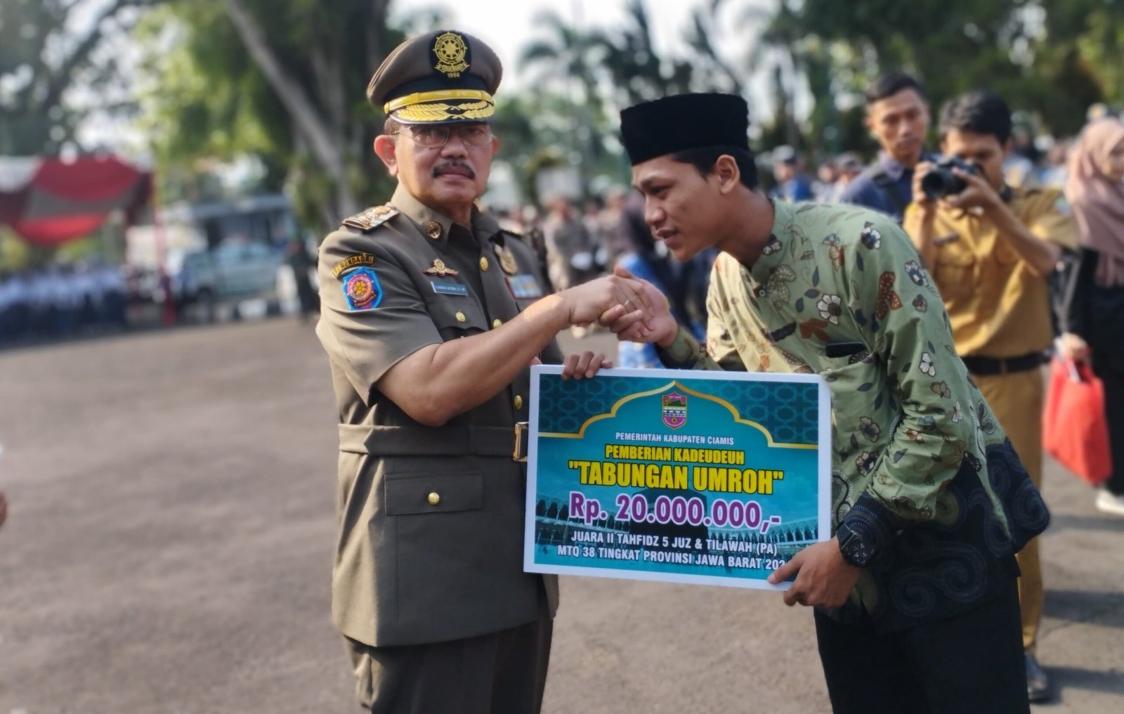 Pj Bupati Ciamis, H. Engkus Sutisna, menyerahkan uang kadeudeuh tabungan umroh secara simbolis. Foto: Febri/berandaperistiwa