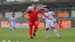 Kapten tim PSGC, Ganjar Kurniawan (14), berebut bola dengan Sunarto (15) dari NZR Sumbersari. Foto: Instagram/nzrsumbersari