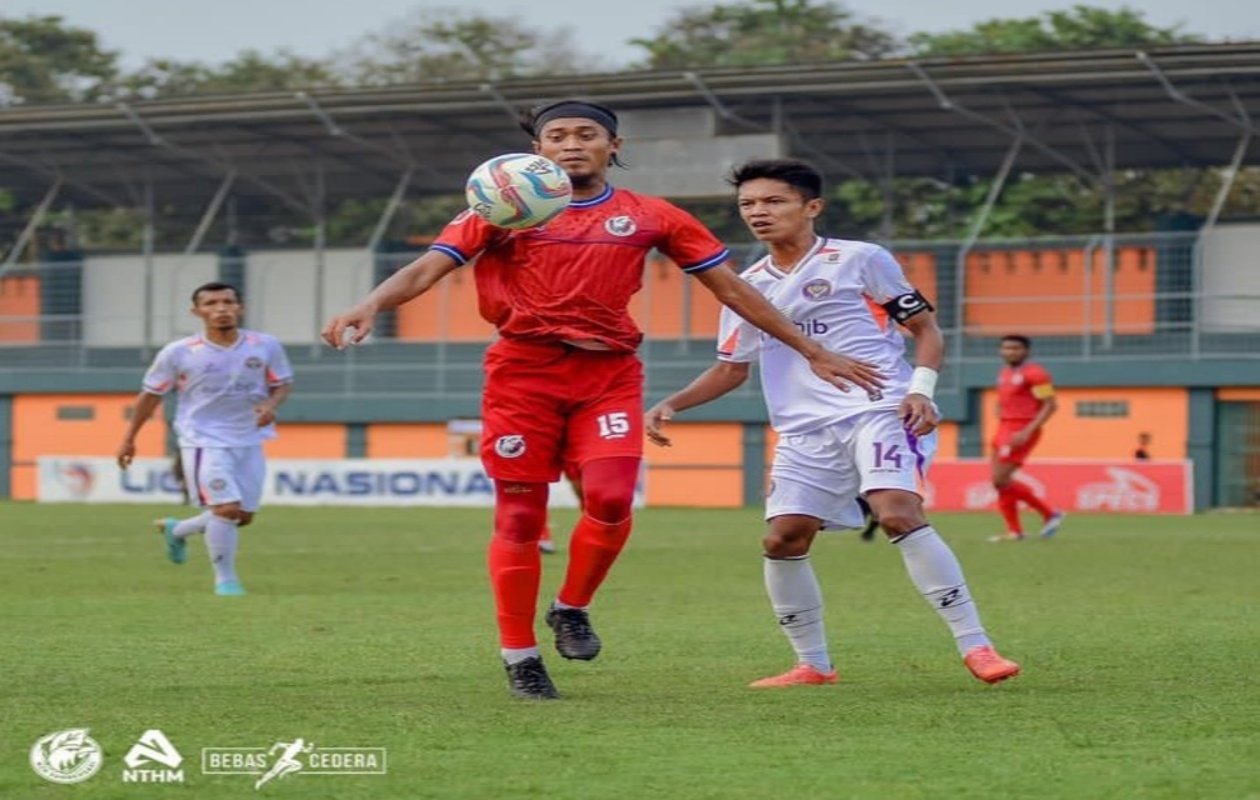 Kapten tim PSGC, Ganjar Kurniawan (14), berebut bola dengan Sunarto (15) dari NZR Sumbersari. Foto: Instagram/nzrsumbersari