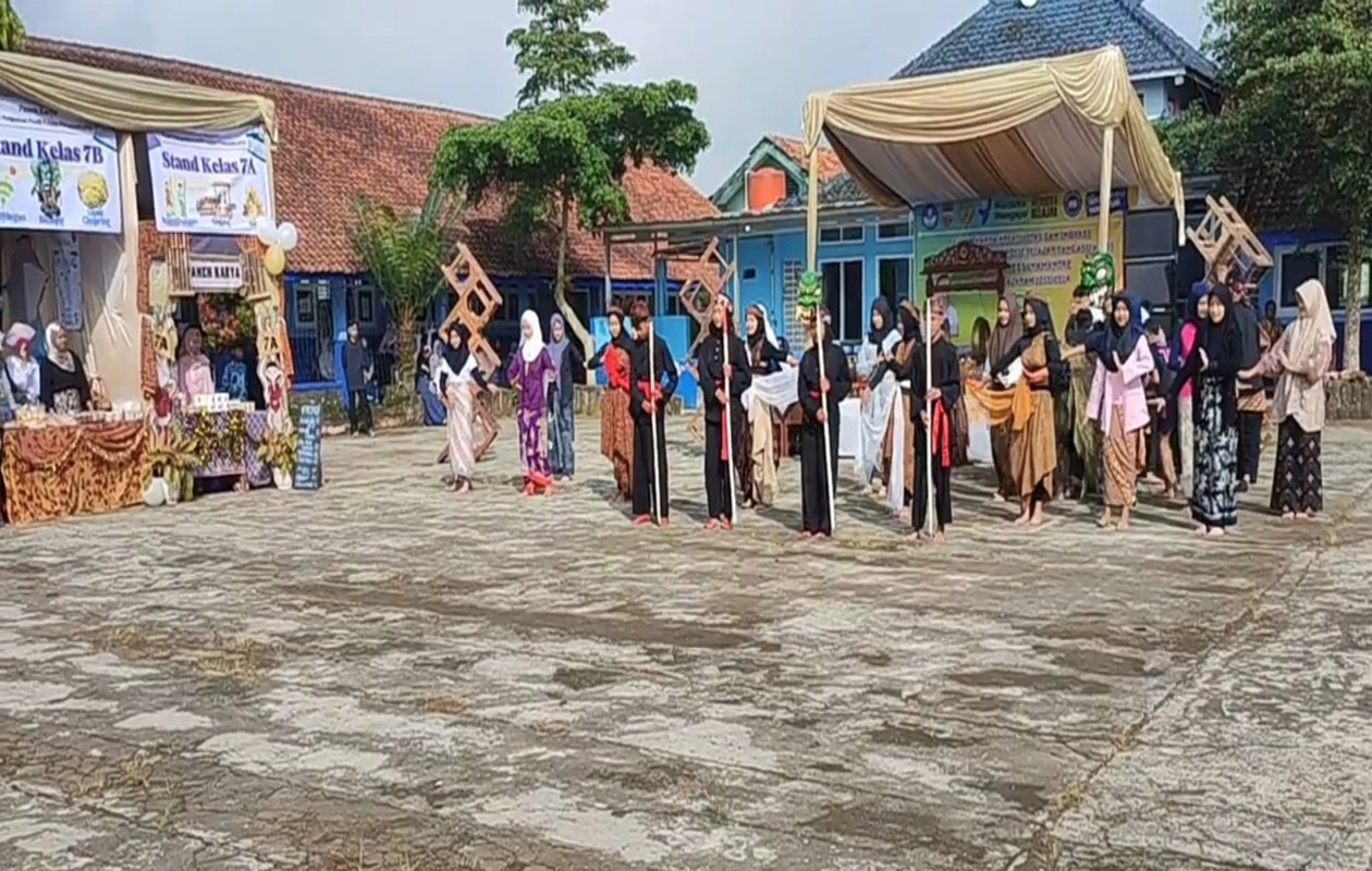 Para siswa SMPN 1 Sukamantri menampilkan kreatifitas di gelaran Panen Karya P5. Foto: ist