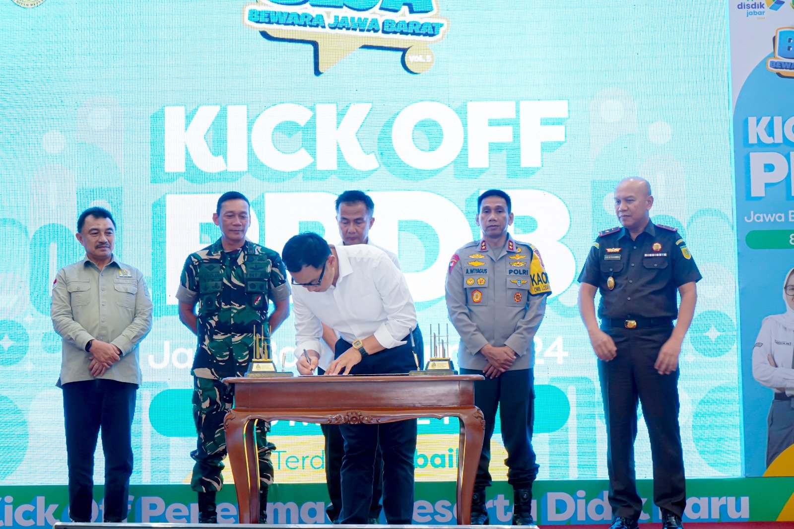 Penandatanganan Komitmen Bersama dan Pakta Integritas di kick off PPDB Jabar 2024. Foto/disdik.jabarprov.go.id