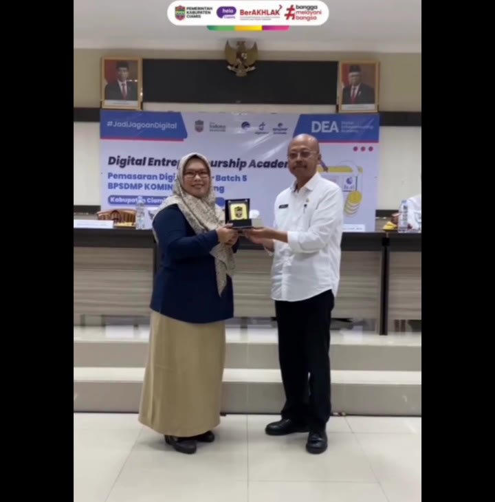 Kepala BPSDMP Kominfo Bandung, Nur Azizah (kiri) bersama Plh. Kepala DKUKMP Ciamis, Hendra Suhendra. Foto: Instagram/pemkab_ciamis