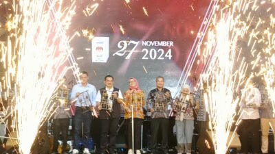 Permainan alat musik asli Ciamis, Kolotik, oleh Ketua KPU Ciamis, Pj Bupati Ciamis dan pihak terkait lainnya secara simbolis menandai Peluncuran Pilkada Ciamis 2024. Foto: Febri/berandaperistiwa