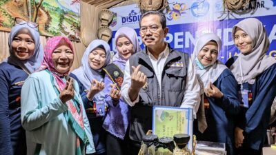 Pj Bupati Ciamis, H. Engkus Sutisna, mengunjungi salah satu stand di Ekspo Pendidikan Tahun 2024. Foto: Febri/berandaperistiwa