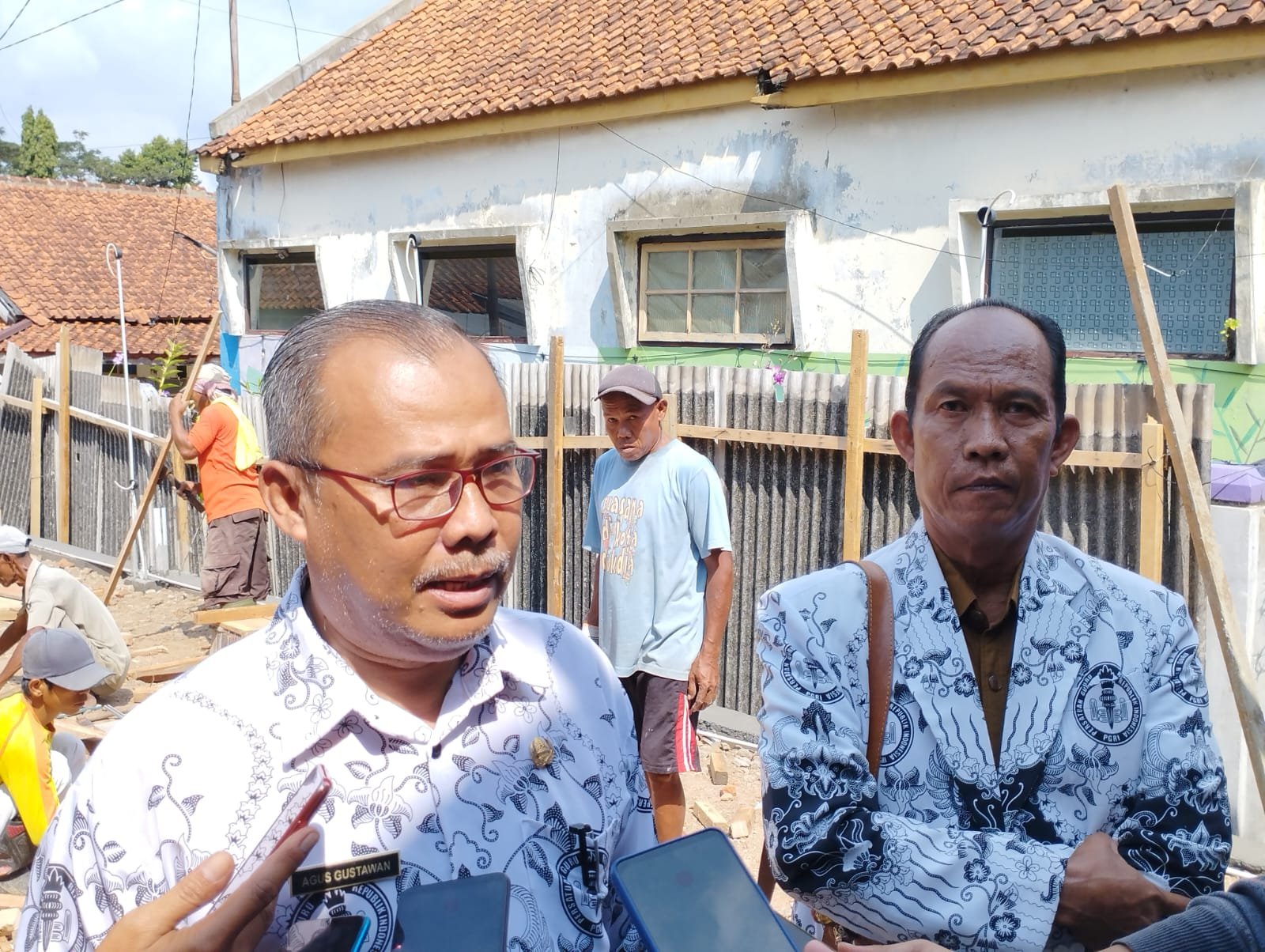 Ketua PGRI Kecamatan Ciamis, Agus Gustawan bersama Wakil Ketua PGRI 1 Kabupaten Ciamis, Edi Rusyana usai peletakan batu pertama gedung sekretariat PGRI Kecamatan Ciamis. Foto: Febri/berandaperistiwa