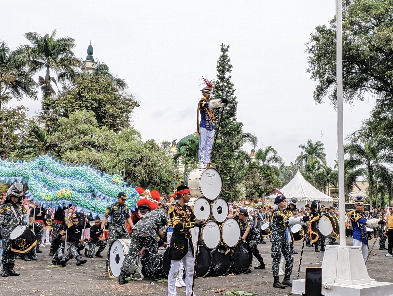 Marching band Gita Satya Bahari menampilkan pertunjukan atraktif. Foto: Febri/berandaperistiwa