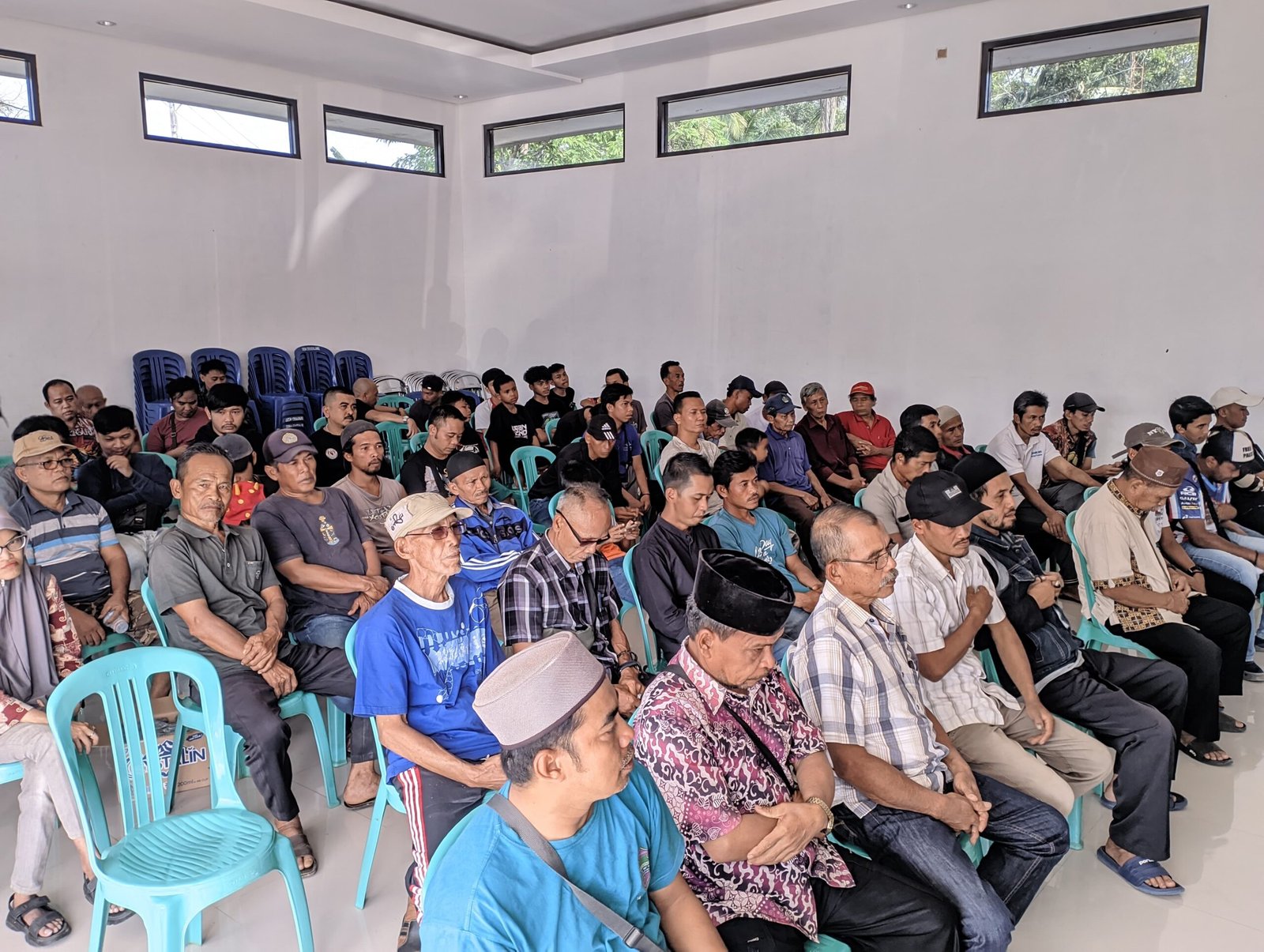 Warga Desa Ciharalang audiensi dengan pihak SPPBE PT. Warung Jeruk Sumber Gas. Foto: Febri/berandaperistiwa