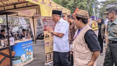 Sekretaris Daerah Ciamis, Andang Firman Triyadi, mengunjungi salah satu stand di CCF 2024. Foto: Febri/berandaperistiwa