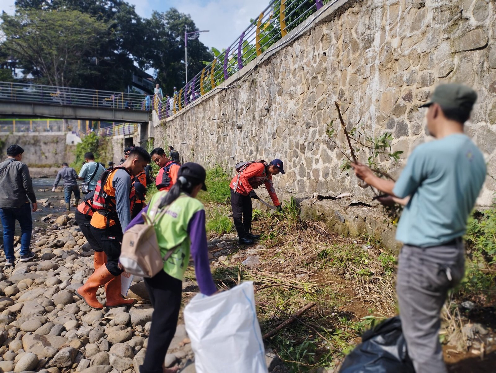 DPRKPLH Ciamis peringati Hari Lingkungan Hidup Sedunia tahun 2024 dengan bersih-bersih sungai Cileueur bersama berbagai pihak. Foto: Febri/berandaperistiwa