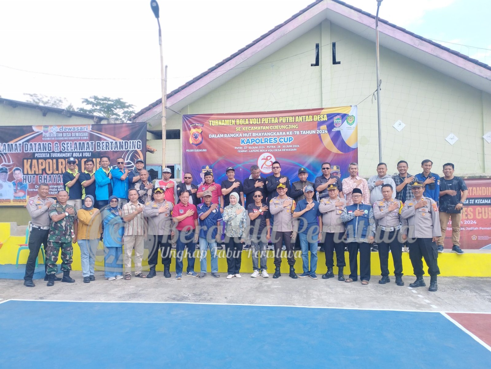 Kapolres Ciamis, AKBP Akmal membuka secara resmi membuka secara resmi turnamen bola voli dalam rangka HUT Bhayangkara ke-78. Foto: Febri/berandaperistiwa