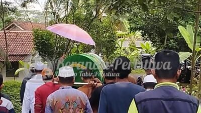 Warga mengiringi pemakaman Karman di Dusun Bantarcaringin RT 25 RW 12 Desa Ciharalang. Foto: Febri/berandaperistiwa