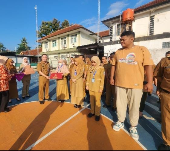 Bukti Bekerja Dengan Hati, Pegawai Disdukcapil Ciamis Raih Penghargaan Satyalencana 