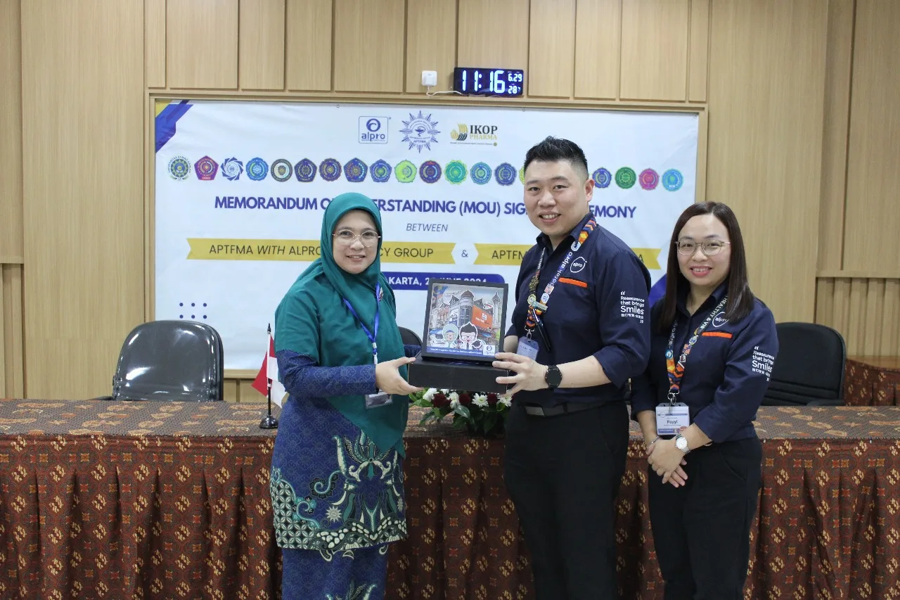 STIKes Muhammadiyah Ciamis teken MoU dengan Alpro Pharmacy Group dan IKOP Pharma dua perusahaan terkemuka di bidang kesehatan asal Malaysia. Foto: ist