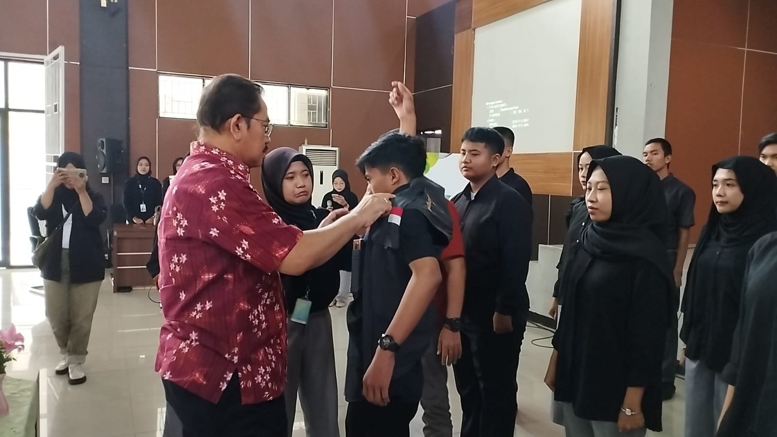 Pj Bupati Ciamis menghadiri pelantikan JBZ Ciamis sekaligus menyematkan jaket secara simbolis. Foto: Febri/berandaperistiwa