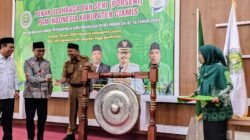 Sekda Ciamis, Andang Firman Triyadi, menabuh gong tanda Porseni PGM resmi dimulai. Foto: Febri/berandaperistiwa