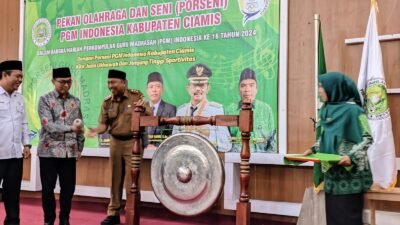 Sekda Ciamis, Andang Firman Triyadi, menabuh gong tanda Porseni PGM resmi dimulai. Foto: Febri/berandaperistiwa