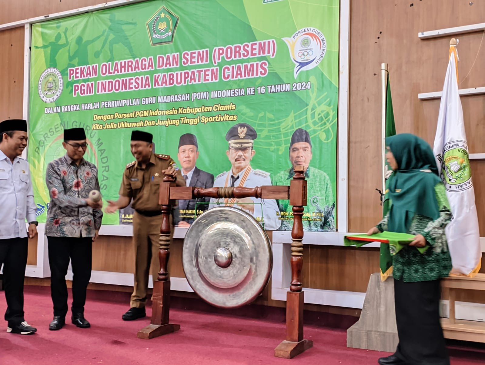 Sekda Ciamis, Andang Firman Triyadi, menabuh gong tanda Porseni PGM resmi dimulai. Foto: Febri/berandaperistiwa