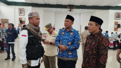 Sekda Ciamis dan Kankemenag sambut kedatangan jamaah haji Ciamis kloter terakhir. Foto: Febri/berandaperistiwa