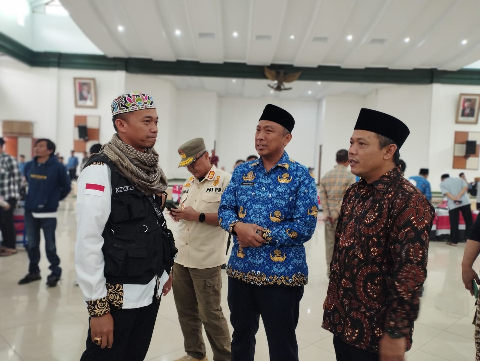 Sekda Ciamis dan Kankemenag sambut kedatangan jamaah haji Ciamis kloter terakhir. Foto: Febri/berandaperistiwa