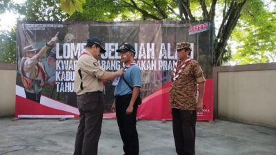 Pj Bupati Ciamis, Engkus Sutisna selaku Ketua Mabicab menyematkan nomor peserta jelajah alam. Foto: Febri/berandaperistiwa